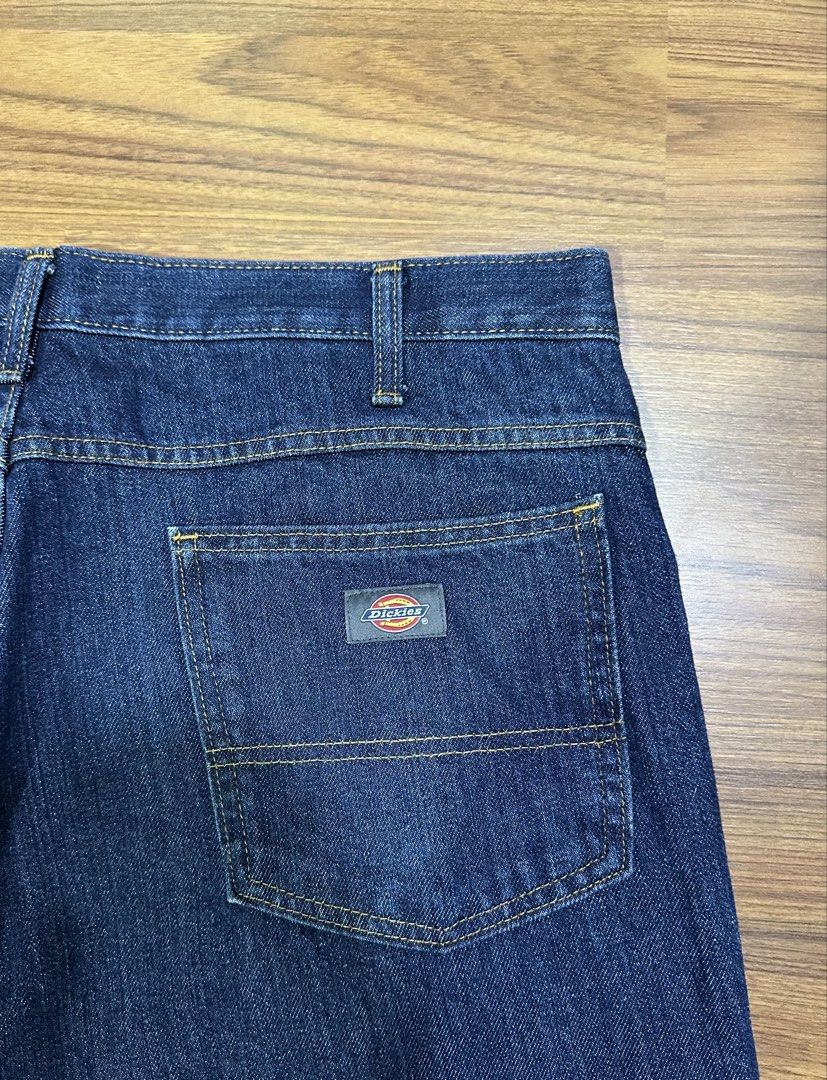 Dickies Basic Jeans (Category: Jeans) located in Subang Jaya. Submitted by juggermaut (Listing ID 1461470779, Image 3). Description: Dickies Badic Jeans Color: Denim Blue Condition:9.5/10 Personal Item not bundle item Wash tag dah kena potong Measurement (Manual) Waist: 36 Inch Lenght: 40 Inch (ukuran dari pinggang) Open Leg: 9 Inch Nego boleh tapi jangan lowball Postage DFOD .