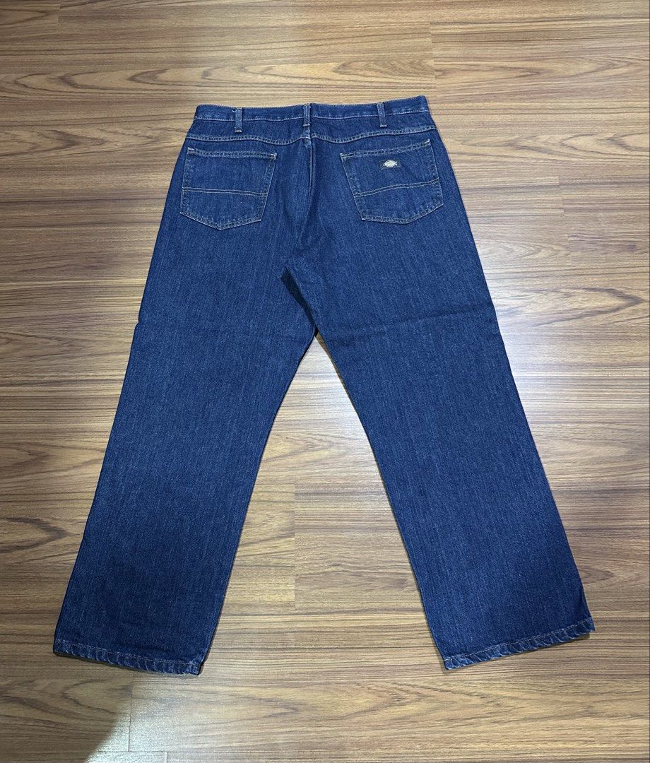 Dickies Basic Jeans (Category: Jeans) located in Subang Jaya. Submitted by juggermaut (Listing ID 1461470779, Image 2). Description: Dickies Badic Jeans Color: Denim Blue Condition:9.5/10 Personal Item not bundle item Wash tag dah kena potong Measurement (Manual) Waist: 36 Inch Lenght: 40 Inch (ukuran dari pinggang) Open Leg: 9 Inch Nego boleh tapi jangan lowball Postage DFOD .