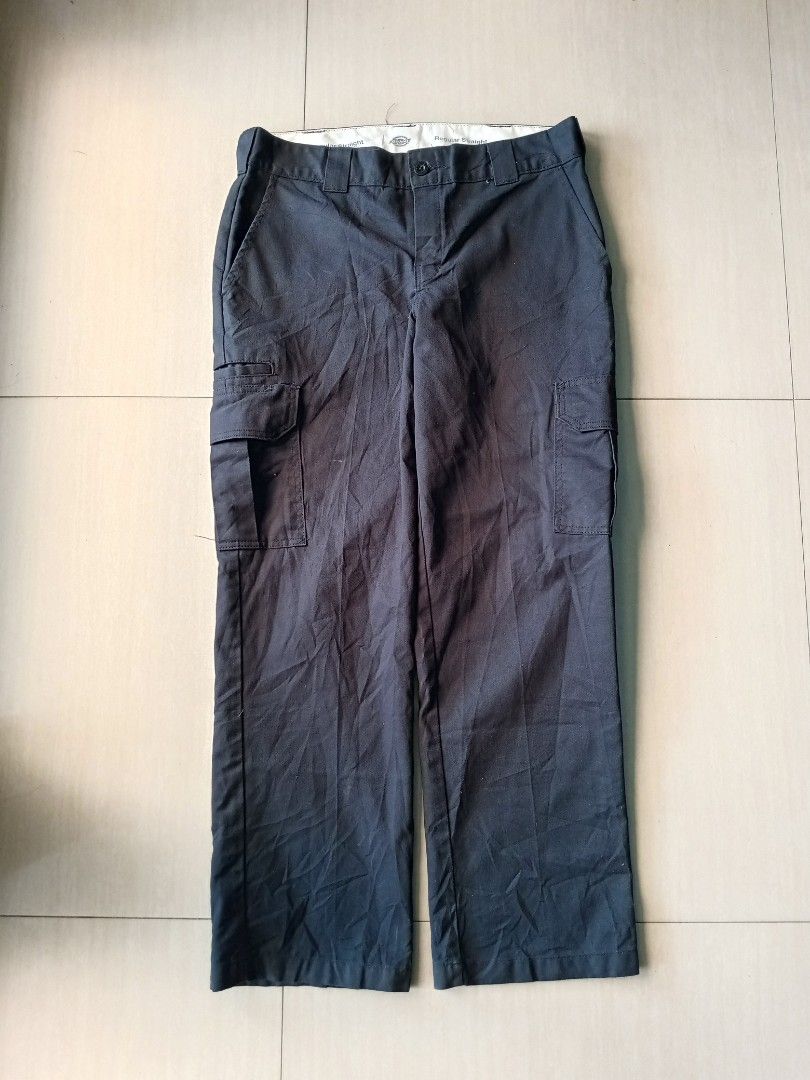 Dickies Regular Straight Cargo Pants (Category: Jeans) located in Manila. Submitted by kenzu_stuff (Listing ID 1461478545, Image 3). Description: - Dickies Cargo Pants - Size: 34x30 - Length: 40" - Leg Opening: 8.5" - Color: Black Issue: Heel drag, check pictures Condition: Goods Color Rate: 10/10 black pa We do shipping nationwide 🌐 • Strictly payment first. • Sf will be shouldered by the buyer. 📍Purok 1 Brgy. Banlic, Cabuyao Laguna (infront o