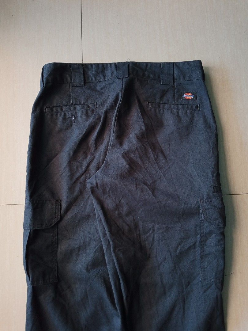 Dickies Regular Straight Cargo Pants (Category: Jeans) located in Manila. Submitted by kenzu_stuff (Listing ID 1461478545, Image 2). Description: - Dickies Cargo Pants - Size: 34x30 - Length: 40" - Leg Opening: 8.5" - Color: Black Issue: Heel drag, check pictures Condition: Goods Color Rate: 10/10 black pa We do shipping nationwide 🌐 • Strictly payment first. • Sf will be shouldered by the buyer. 📍Purok 1 Brgy. Banlic, Cabuyao Laguna (infront o