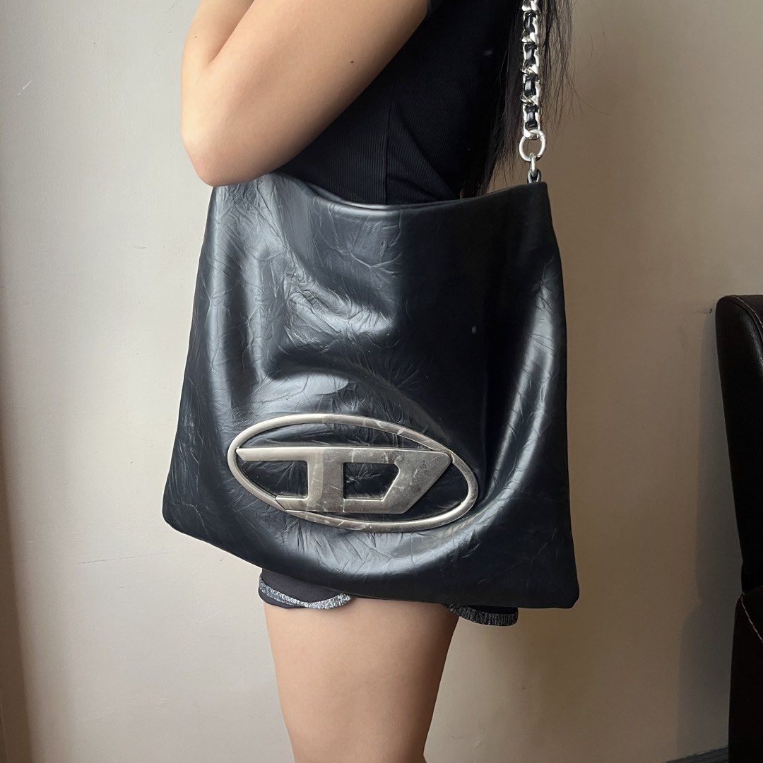 Diesel Hobo Tote Bag (Category: Cross-body Bags) located in San Pedro. Submitted by kozaamigz (Listing ID 1461411234, Image 2). Description: READ THIS BEFORE YOU BUY! 🏷️ Diesel Hobo Tote Bag ❗️Off/Authentic, No Tags ❗️10/10 Color Rate (Color : Black ) ❗️ Condition ❗️Issue/s : Needs Polishing & Scuff (Check Last Pic) (Unnoticeable) Firm Click my profile and check out my other listings! 📍 San Pedro, Location ❗Can do meetups and shipping via J&T. 