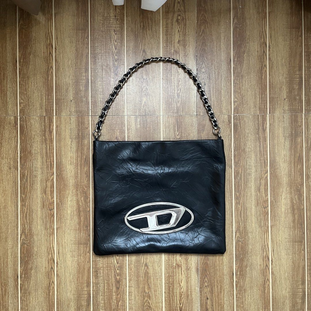 Diesel Hobo Tote Bag (Category: Cross-body Bags) located in San Pedro. Submitted by kozaamigz (Listing ID 1461411234, Image 1). Description: READ THIS BEFORE YOU BUY! 🏷️ Diesel Hobo Tote Bag ❗️Off/Authentic, No Tags ❗️10/10 Color Rate (Color : Black ) ❗️ Condition ❗️Issue/s : Needs Polishing & Scuff (Check Last Pic) (Unnoticeable) Firm Click my profile and check out my other listings! 📍 San Pedro, Location ❗Can do meetups and shipping via J&T. 