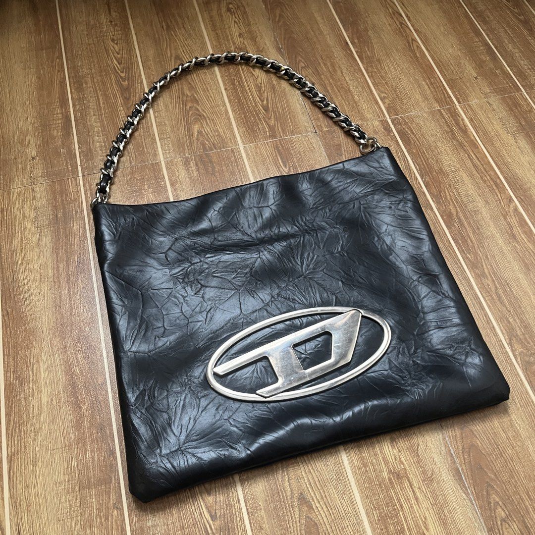 Diesel Hobo Tote Bag (Category: Cross-body Bags) located in San Pedro. Submitted by kozaamigz (Listing ID 1461411234, Image 3). Description: READ THIS BEFORE YOU BUY! 🏷️ Diesel Hobo Tote Bag ❗️Off/Authentic, No Tags ❗️10/10 Color Rate (Color : Black ) ❗️ Condition ❗️Issue/s : Needs Polishing & Scuff (Check Last Pic) (Unnoticeable) Firm Click my profile and check out my other listings! 📍 San Pedro, Location ❗Can do meetups and shipping via J&T. 