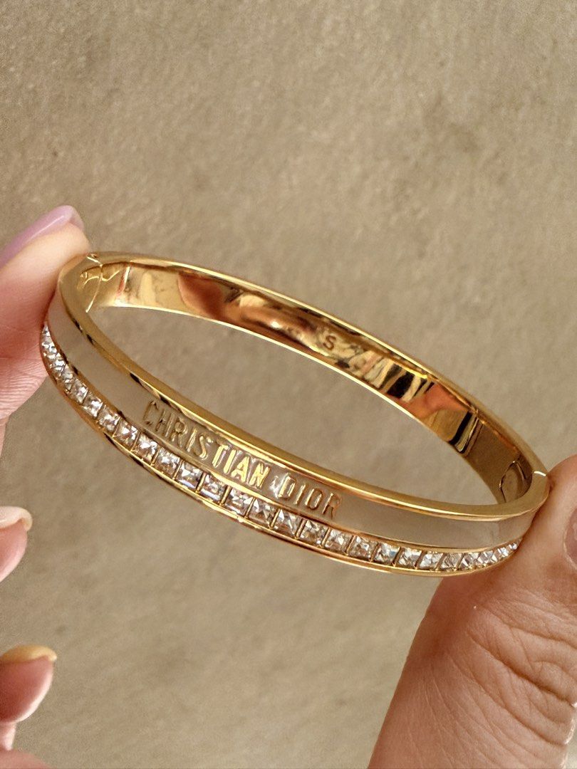 Discounted! Dior Bangle （分類：飾物及配件）位於 Hong Kong。 由 lux_go 提交（商品編號 1461497211，圖片 3）。簡介： 99新，經常斷貨款式及尺碼，專門店賣同類款$7400 有盒有塵袋有歐洲老佛爺百貨單（26年7月購） 尺碼可參考，最後官網截圖，此手鐲是S碼，本人14.5 cm稍為合戴 。