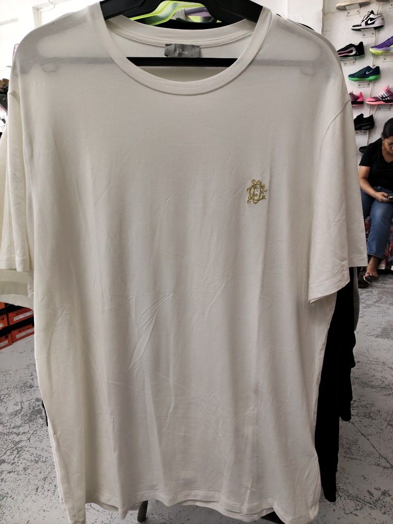 DIOR BASIC LOGO Short sleeve T-Shirt (Category: Tshirts & Polo Shirts ) located in Cabadbaran. Submitted by jem1124 (Listing ID 1461350631, Image 1). Description: 22x28.5 excellent condition No issue Lightweight.