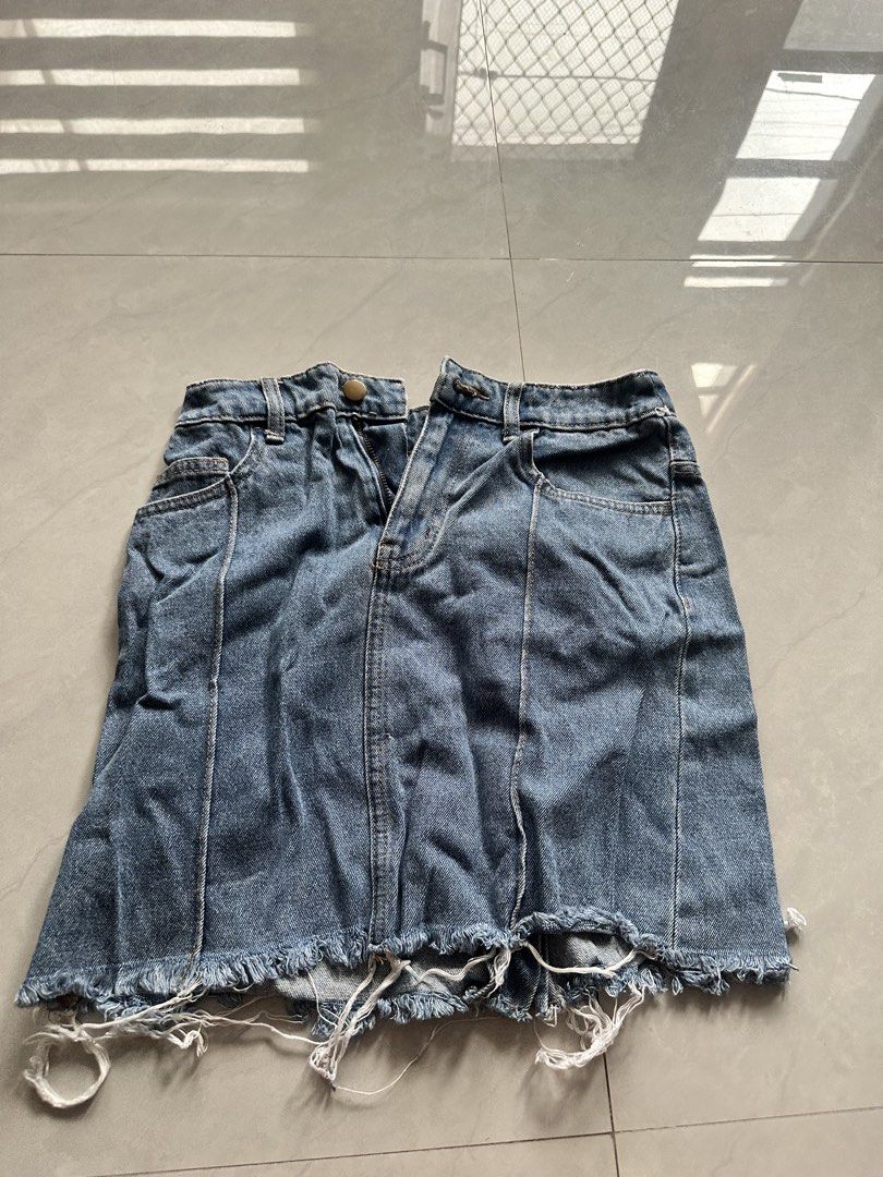 Divided by H&M Blue Denim Mini Skirt (Category: Skirts) located in Caloocan City. Submitted by brandeditemsph (Listing ID 1461422553, Image 1). Description: - Divided by H&M blue denim mini skirt - Frayed hem detail for a trendy look - Classic five-pocket styling - Secure button and zip closure - Versatile for casual wear, easily pairs with any top.
