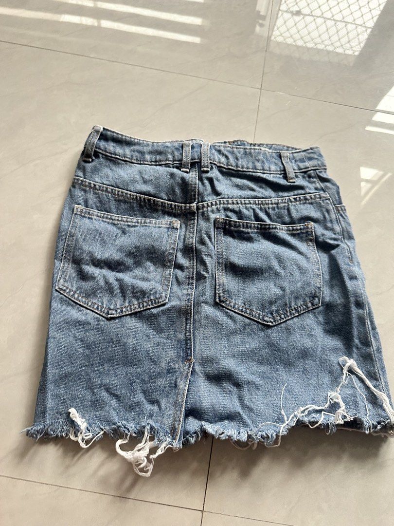 Divided by H&M Blue Denim Mini Skirt (Category: Skirts) located in Caloocan City. Submitted by brandeditemsph (Listing ID 1461422553, Image 2). Description: - Divided by H&M blue denim mini skirt - Frayed hem detail for a trendy look - Classic five-pocket styling - Secure button and zip closure - Versatile for casual wear, easily pairs with any top.