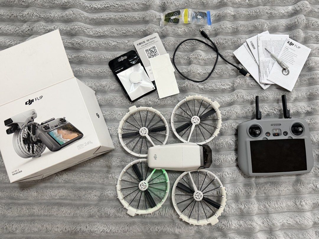 DJI flip with RC (Category: Drones) located in Manila. Submitted by shishisheena (Listing ID 1461416111, Image 2). Description: RFS: Bought this specifically for a trip, but wasn’t able to use it due to local permit requirement constraints and a tight schedule. It has been sitting safely in its box for quite a while now. What you see in the photos is exactly what you get. Inclusions DJI Flip Drone unit Battery DJI RC (with built-in display screen