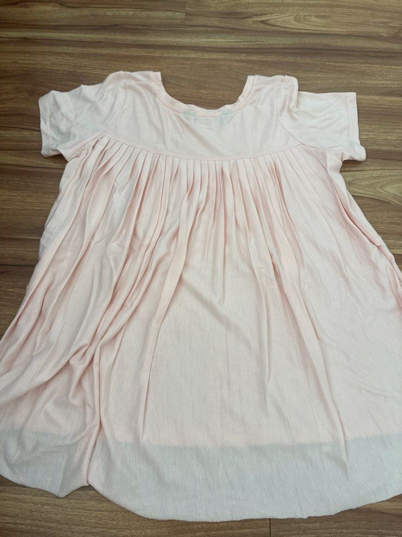 Dorothy Perkins Pink Pleated Tunic Top (Category: Blouses) located in Pasig City. Submitted by slr1949 (Listing ID 1461561867, Image 2). Description: - Light pink tunic top - Brand: Dorothy Perkins - Features a pleated front detail - Short sleeves - Relaxed fit - Ideal for casual wear - Easy to pair with jeans or leggings.