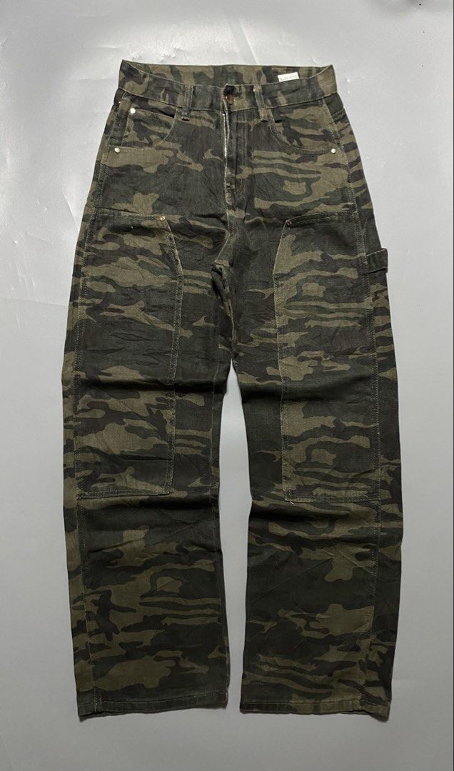Double knee Pants Carpenter Style (Category: Jeans) located in Manila. Submitted by delunakenn94368 (Listing ID 1461537601, Image 1). Description: - Unique camouflage pattern cargo pants - Carpenter style with extra pockets and loops - Relaxed fit for comfort - Versatile for casual wear or work - Zipper fly closure.
