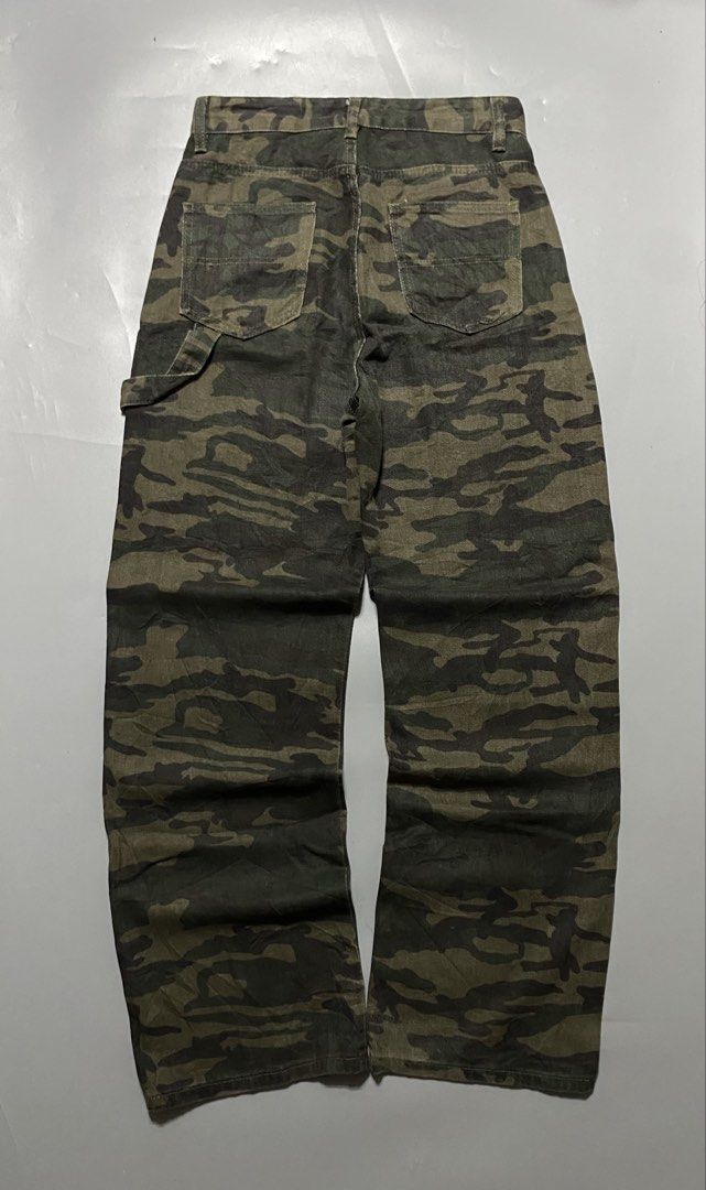Double knee Pants Carpenter Style (Category: Jeans) located in Manila. Submitted by delunakenn94368 (Listing ID 1461537601, Image 2). Description: - Unique camouflage pattern cargo pants - Carpenter style with extra pockets and loops - Relaxed fit for comfort - Versatile for casual wear or work - Zipper fly closure.
