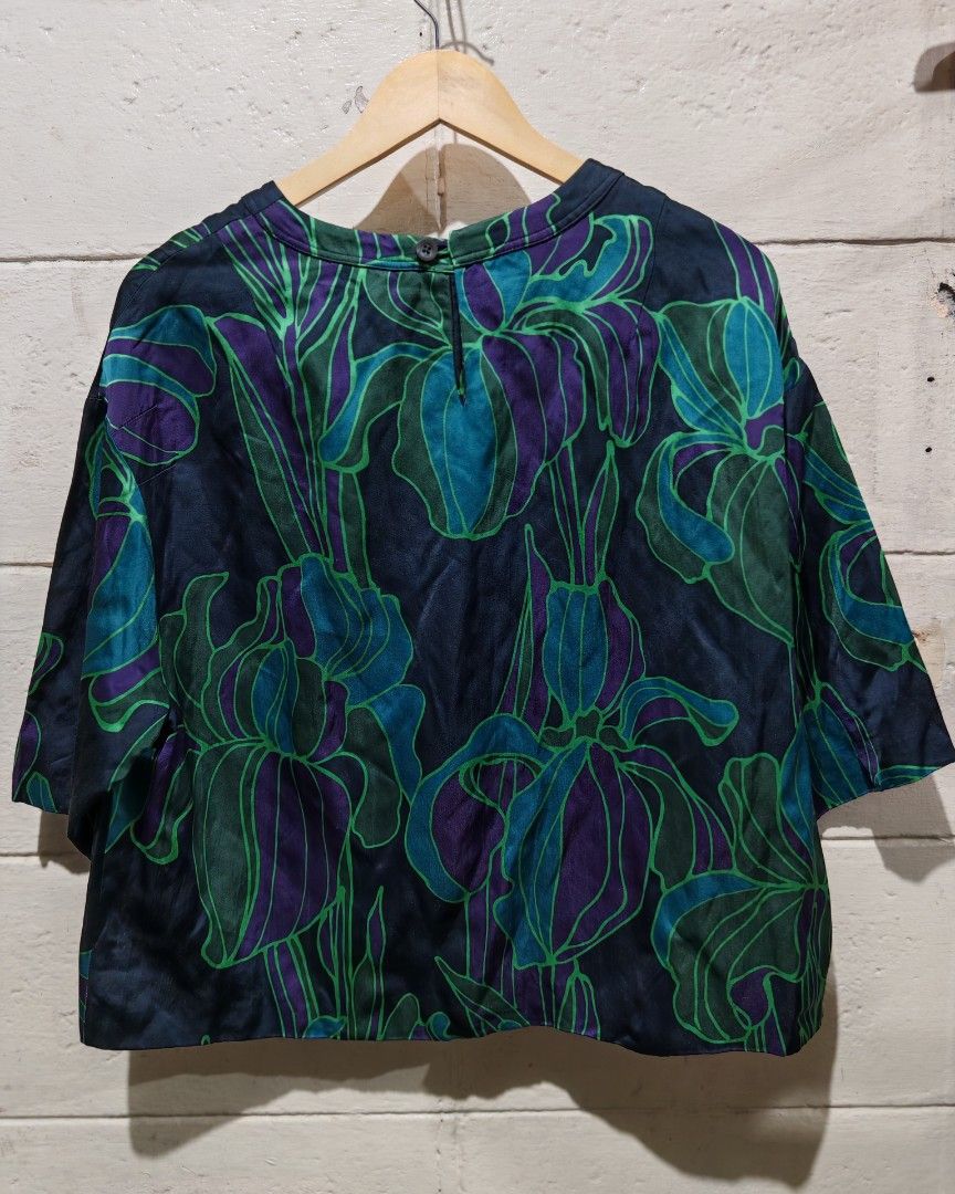 Dries Van Noten Cartasy Top (Category: Blouses) located in Pasay City. Submitted by kuya_uwi_kana (Listing ID 1461381803, Image 2). Description: PIT TO PIT - 23.5 SHOULDER - 21.5 LENGTH - 22.5 SLEEVES - 11.5 FITS OVERSIZED.