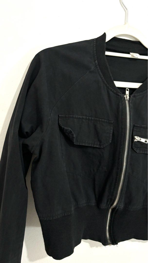 D.Y Cropped Zip-Up Bomber Jacket (Category: Coats, Jackets and Outerwear) located in Caloocan City. Submitted by buymethisandthat (Listing ID 1461463315, Image 3). Description: ✨ D.Y Cropped Zip-Up Bomber Jacket - ₱129 📌 CONDITION • Condition: 8.5/10 • Flaws: Minor wash wear along the pocket seams and cuffs 📏 SIZE • Tag Size: Small • Recommended: Fits Extra Small to Small (Cropped / Fitted Cut) .