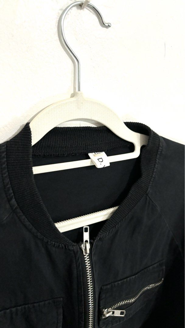 D.Y Cropped Zip-Up Bomber Jacket (Category: Coats, Jackets and Outerwear) located in Caloocan City. Submitted by buymethisandthat (Listing ID 1461463315, Image 2). Description: ✨ D.Y Cropped Zip-Up Bomber Jacket - ₱129 📌 CONDITION • Condition: 8.5/10 • Flaws: Minor wash wear along the pocket seams and cuffs 📏 SIZE • Tag Size: Small • Recommended: Fits Extra Small to Small (Cropped / Fitted Cut) .