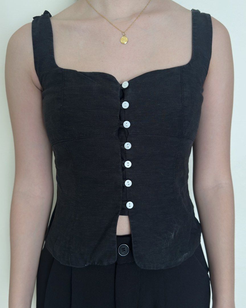 Editor’s Market Black Top (Category: Others Tops) located in Cainta. Submitted by thethriftedit_ (Listing ID 1461487715, Image 1). Description: Editor’s Market Top in Black 9/10 Condition Price as posted. Delivery fee will be shouldered by buyer..