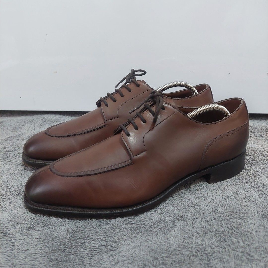 Edward Green (Category: Dress Shoes) located in Lucena. Submitted by primotheo24 (Listing ID 1461342659, Image 2). Description: Edward Green Dover in Dark Oak - 606 Last Size 8.5 UK Edward Green’s iconic and quintessential Norwegian split-toe blucher, the Dover in Dark Oak Antique Calf—often imitated, never duplicated. ●Dark oak A deep and handsome brown ideal for complementing flannel or navy suiting. ●Antique calf Our signature leather, created