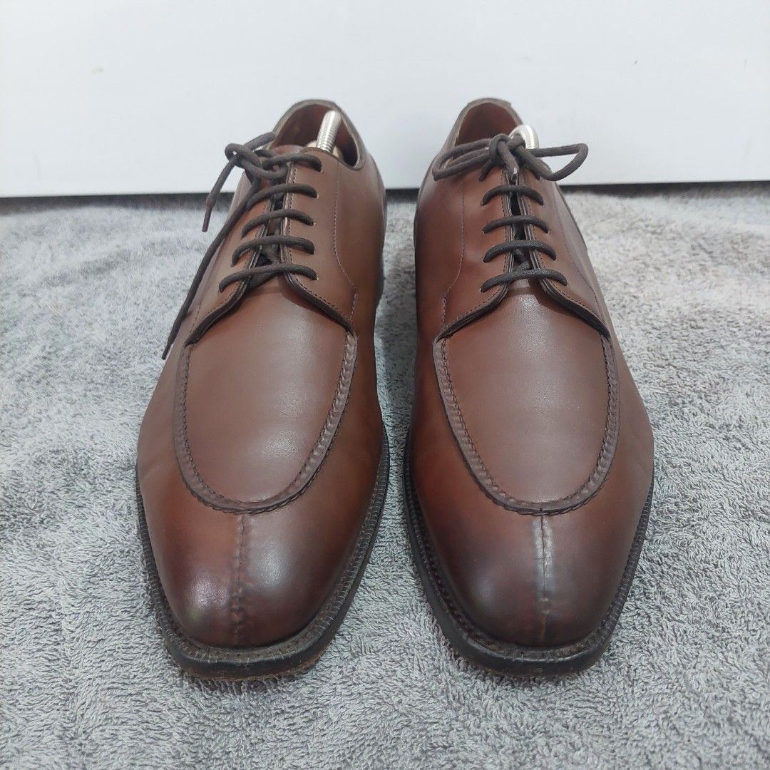 Edward Green (Category: Dress Shoes) located in Lucena. Submitted by primotheo24 (Listing ID 1461342659, Image 3). Description: Edward Green Dover in Dark Oak - 606 Last Size 8.5 UK Edward Green’s iconic and quintessential Norwegian split-toe blucher, the Dover in Dark Oak Antique Calf—often imitated, never duplicated. ●Dark oak A deep and handsome brown ideal for complementing flannel or navy suiting. ●Antique calf Our signature leather, created