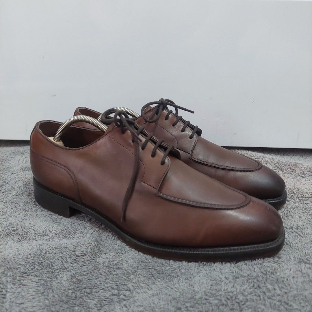Edward Green (Category: Dress Shoes) located in Lucena. Submitted by primotheo24 (Listing ID 1461342659, Image 1). Description: Edward Green Dover in Dark Oak - 606 Last Size 8.5 UK Edward Green’s iconic and quintessential Norwegian split-toe blucher, the Dover in Dark Oak Antique Calf—often imitated, never duplicated. ●Dark oak A deep and handsome brown ideal for complementing flannel or navy suiting. ●Antique calf Our signature leather, created