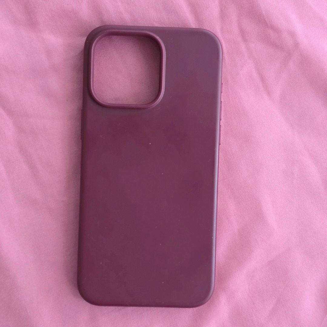 Elago Magsafe Silicon Case for iPhone 15 Pro Max (Category: Cases & Sleeves) located in Hermosa. Submitted by _niki.lim (Listing ID 1461352695, Image 1). Description: Well used! RFS: Switched to Samsung 🤍 Still negotiable .