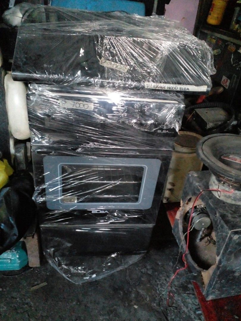 ELBA Oven with Range Hood (Category: Ovens & Toasters) located in Quezon City. Submitted by madelrivera (Listing ID 1461463504, Image 3). Description: - ELBA Oven and Range Hood Combo - Color: Black - Price: P7000 - Item is wrapped in plastic - Selling as is - Great for your kitchen needs - Please check photos for details.