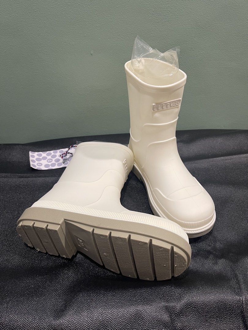 ELLE KIDS White Rubber Rain Boots (Category: Babies & Kids Fashion) located in Manila. Submitted by dual_time (Listing ID 1461500432, Image 2). Description: ELLE KIDS white rubber rain boots Ideal for rainy days and puddle jumping Easy slip-on design Includes original box (looks dirty due to storage) Size 250 Korean size/ US 5.5 - for approx 11-12 y/o Made in China Great for outdoor play Php350 Location: Marikina Available for pick up via Grab or