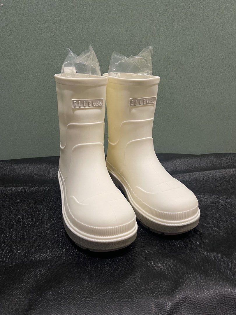 ELLE KIDS White Rubber Rain Boots (Category: Babies & Kids Fashion) located in Manila. Submitted by dual_time (Listing ID 1461500432, Image 1). Description: ELLE KIDS white rubber rain boots Ideal for rainy days and puddle jumping Easy slip-on design Includes original box (looks dirty due to storage) Size 250 Korean size/ US 5.5 - for approx 11-12 y/o Made in China Great for outdoor play Php350 Location: Marikina Available for pick up via Grab or