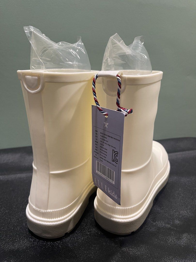 ELLE KIDS White Rubber Rain Boots (Category: Babies & Kids Fashion) located in Manila. Submitted by dual_time (Listing ID 1461500432, Image 3). Description: ELLE KIDS white rubber rain boots Ideal for rainy days and puddle jumping Easy slip-on design Includes original box (looks dirty due to storage) Size 250 Korean size/ US 5.5 - for approx 11-12 y/o Made in China Great for outdoor play Php350 Location: Marikina Available for pick up via Grab or