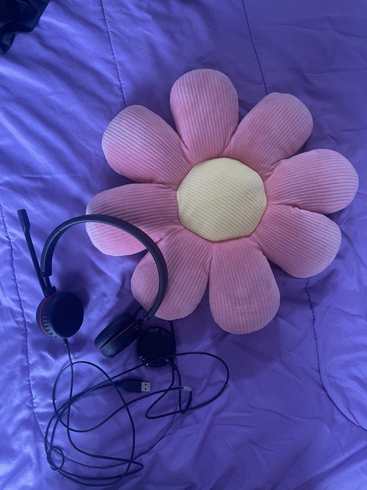 Emeet Headset (Category: Headphones & Headsets) located in Makati City. Submitted by loushhh (Listing ID 1461372553, Image 2). Description: .