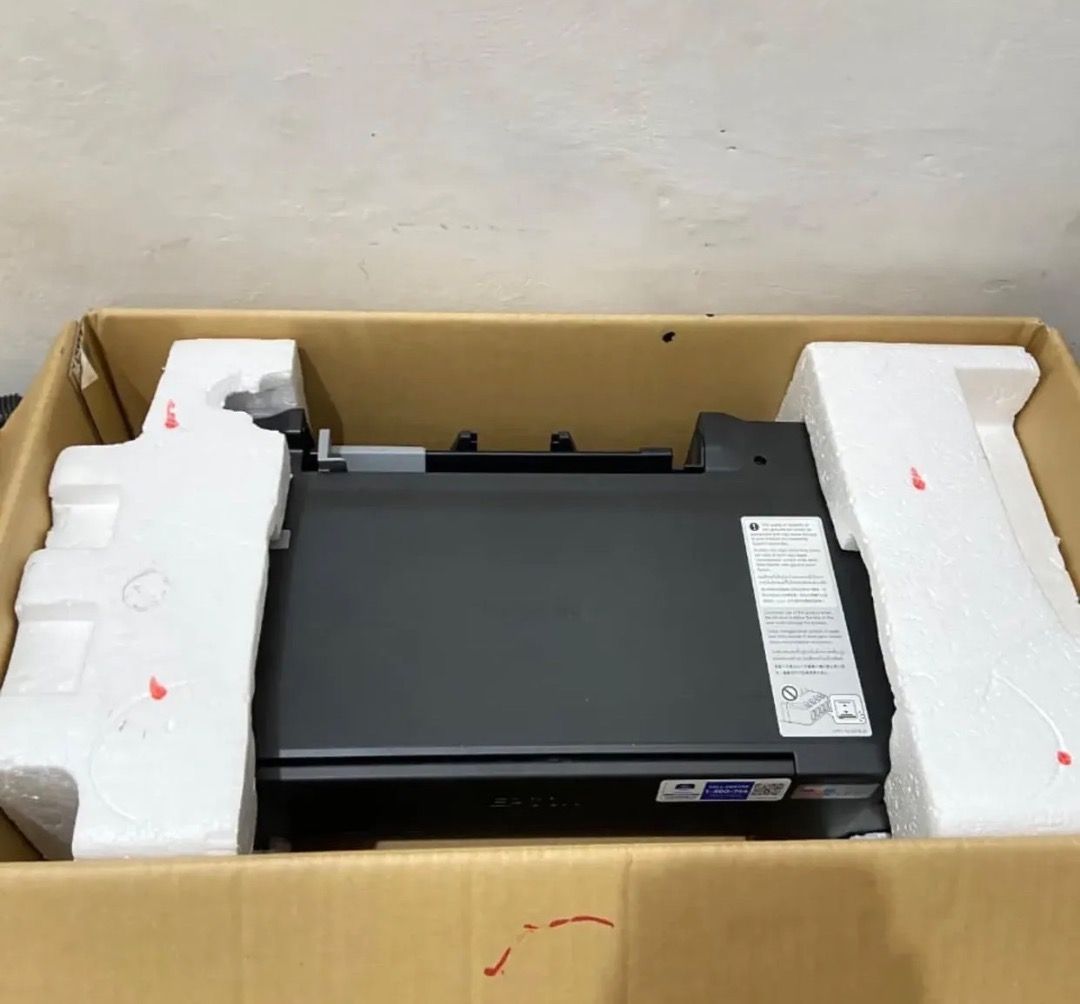 Epson EcoTank L121 Printer (Category: Printers, Scanners & Copiers) located in Caloocan City. Submitted by quickcloud_01b0c5 (Listing ID 1461550892, Image 3). Description: - Epson EcoTank L121 Printer - Includes ink tanks - Ideal for home or office use - Original box and packaging included - Ready to print.