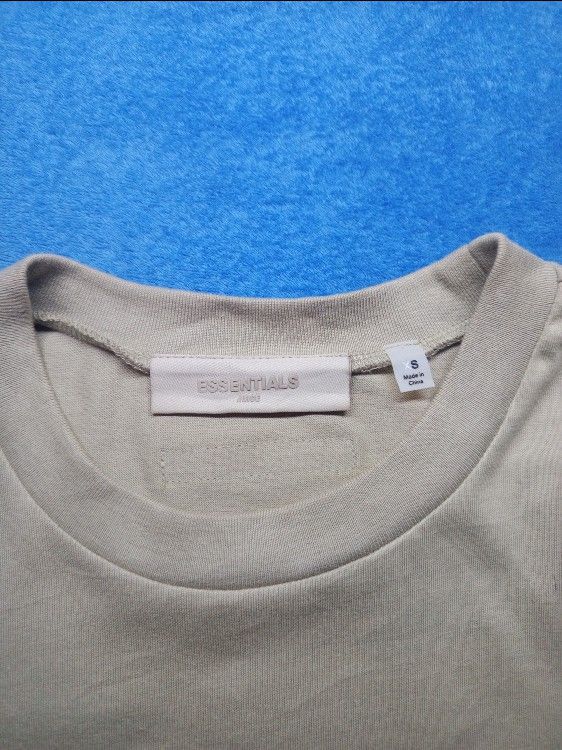 Essential FOG crew neck tees (Category: Tshirts & Polo Shirts ) located in Manila. Submitted by jymadafck (Listing ID 1461337134, Image 2). Description: 💫 ESSENTIAL FOG CREW NECK TESS 📍NO HIDDEN PIN HOLES 📍NO HAIR LINE/CRACK PRINT 📍 EXCELLENT CONDITION RIBBINGS 📍NO ISSUE ASS IN DIMENSION 📐 📏 LENGTH ( 28 inch ) 📏 WIDTH ( 22 inch ) 📏 TIGHT ( 8.5 inch ) PLS READ THE FOLLOWING BEFORE BUYING!! 📌 ITEM ARE LEGIT BRANDED. 📌 CHECK DETAILS BEFOR