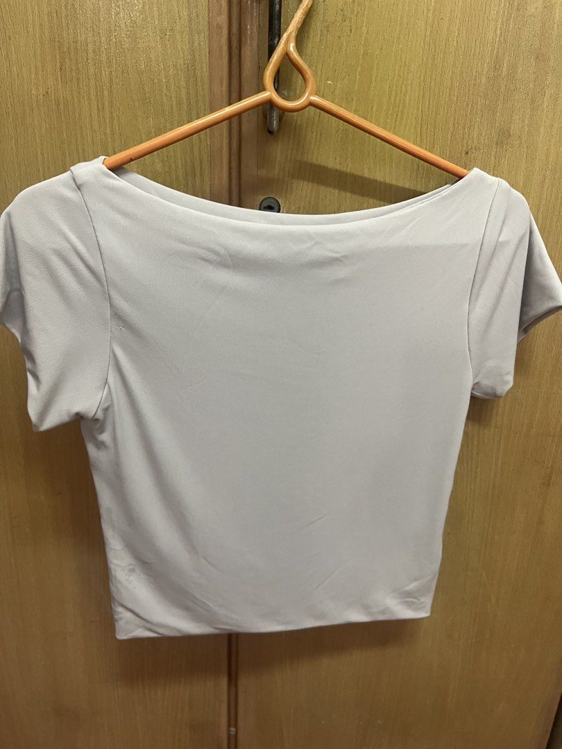 Evertops Grey Boat Neck Top (Category: Sleeveless) located in Manila. Submitted by cccuyyy (Listing ID 1461394870, Image 1). Description: - Brand: Evertops - Color: Grey - Style: Boat neck, short sleeves - Fit: Comfortable and casual - Occasion: Everyday wear - Size: fits petite frames .