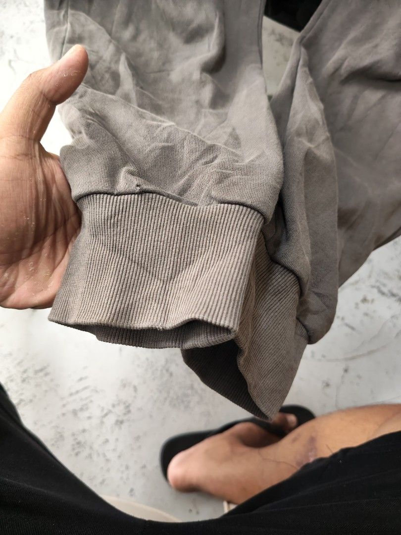 EVISU DAICOCK Jogger pants (Category: Joggers) located in Cabadbaran. Submitted by jem1124 (Listing ID 1461359527, Image 3). Description: 32-34 waistline 36 length Good condition issue: see last image.