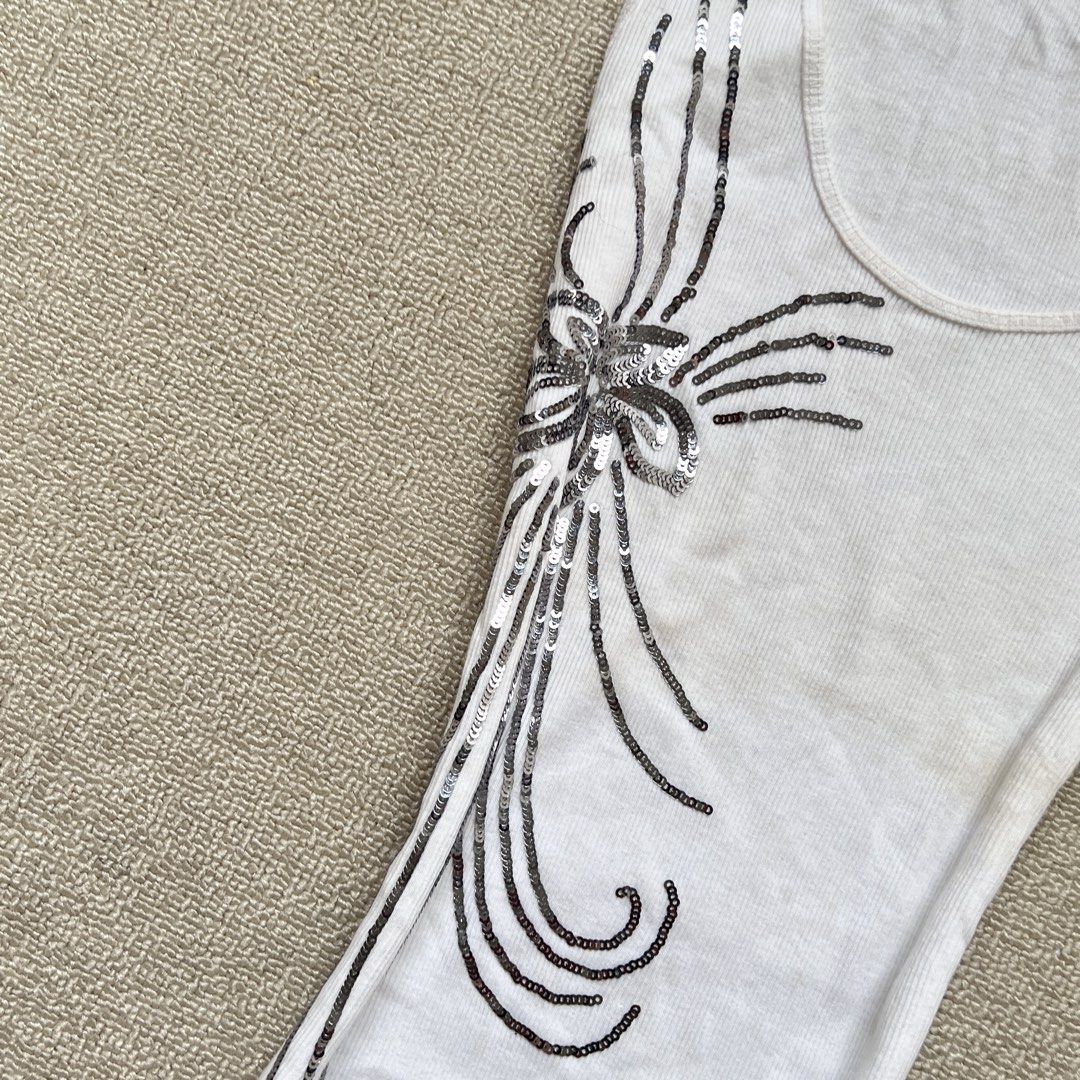 express sequined tank top (Category: Sleeveless) located in Limay. Submitted by budolfindsrawrawr (Listing ID 1461515305, Image 3). Description: express sequined tank top - fits s/m l26 b32-34 - in excellent condition .