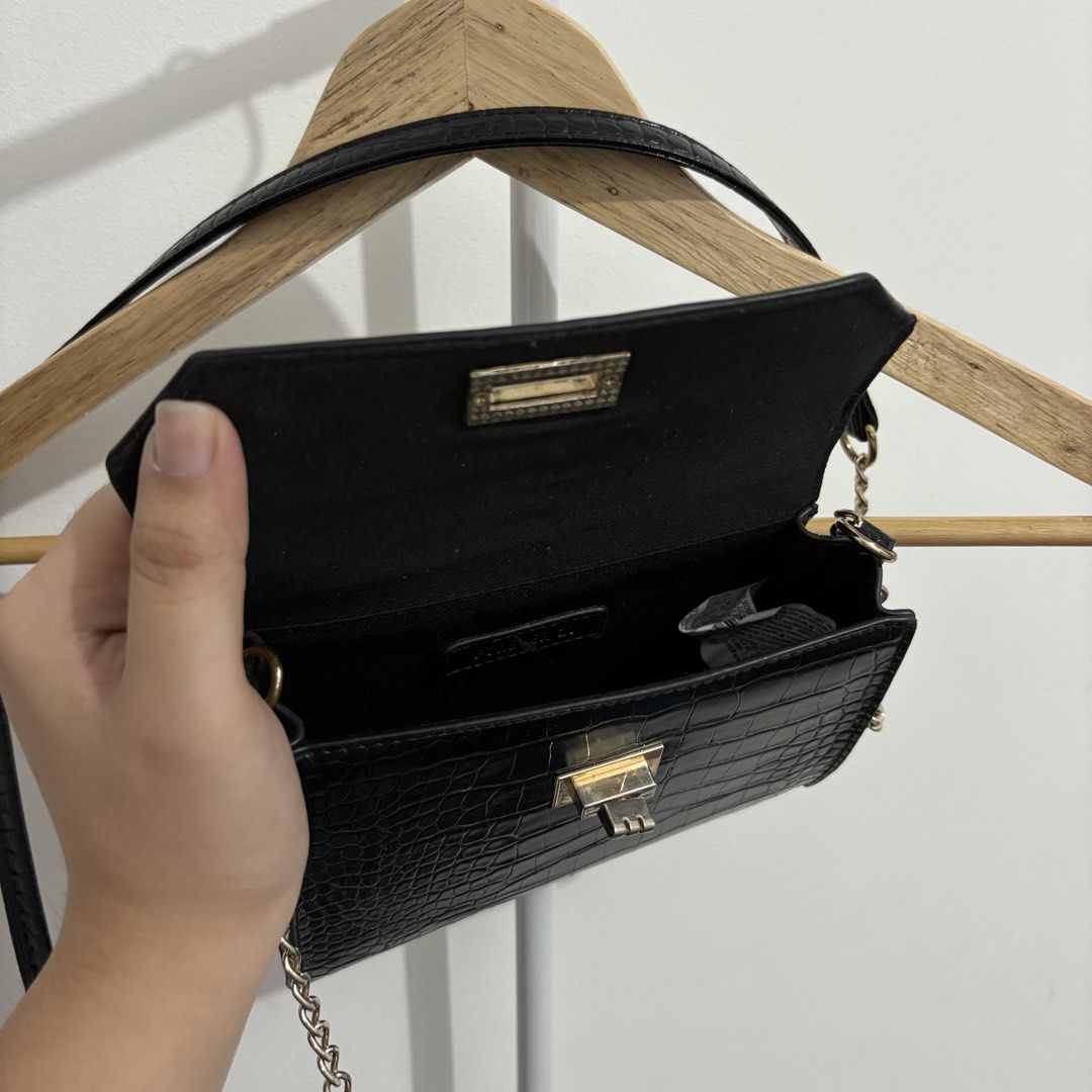 F21 - Black Croc Embossed Top Handle Bag with Chain Strap (Category: Luxury Bags & Wallets) located in Quezon City. Submitted by thisisshobe (Listing ID 1461479410, Image 3). Description: 🌊 NOTE: Kindly read the reminders posted in the product slideshow. Follow us on our Social Media Page: Sunny Clothing PH 🌞 ——— 💫 Product Information • Brand: F21 • Details: Sling Chain Bag; Has Signs of Usage.