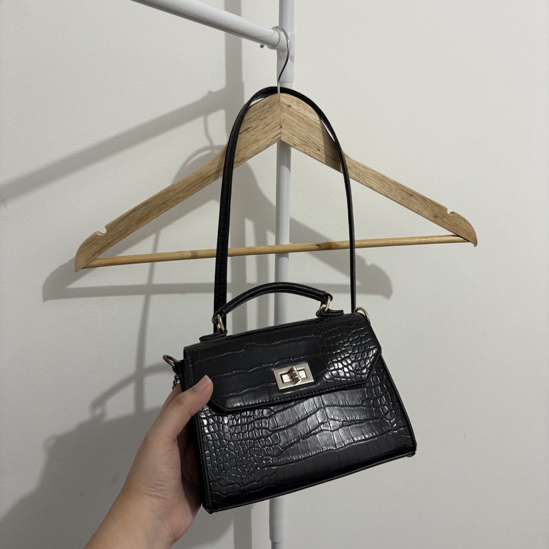 F21 - Black Croc Embossed Top Handle Bag with Chain Strap (Category: Luxury Bags & Wallets) located in Quezon City. Submitted by thisisshobe (Listing ID 1461479410, Image 2). Description: 🌊 NOTE: Kindly read the reminders posted in the product slideshow. Follow us on our Social Media Page: Sunny Clothing PH 🌞 ——— 💫 Product Information • Brand: F21 • Details: Sling Chain Bag; Has Signs of Usage.