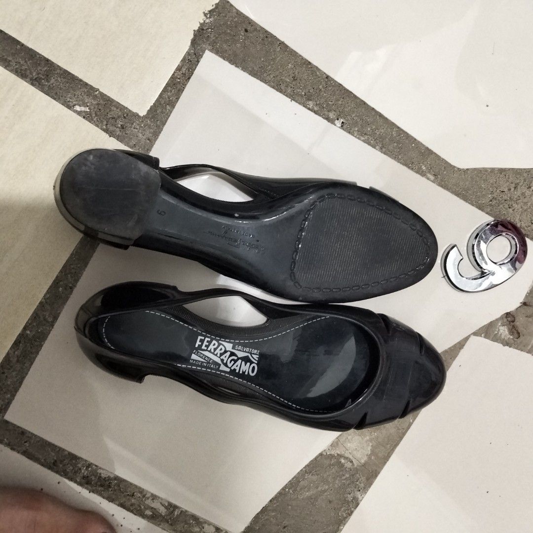 Ferragamo (Category: Sandals) located in El Salvador. Submitted by francheskaukayukay (Listing ID 1461370519, Image 3). Description: .