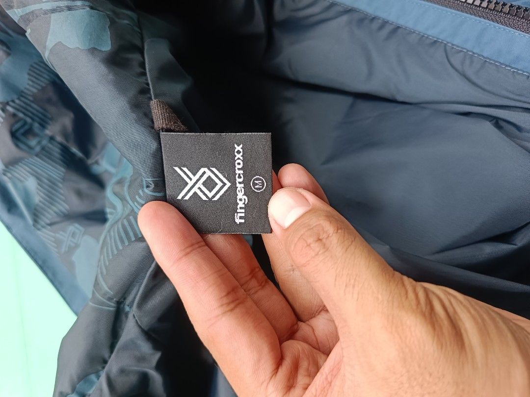 Fingercroxx Water Repellant Jacket (Category: Coats, Jackets and Outerwear) located in Urdaneta. Submitted by tetsudoubletaps (Listing ID 1461400383, Image 3). Description: + SF / Nego - Blue hooded jacket - Two front pockets - Water-resistant material, ideal for rainy weather.