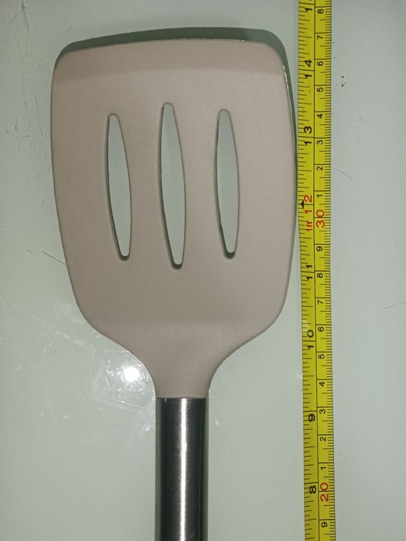 Flat Flipper Silicon (Category: Other Kitchenware & Tableware) located in San Pedro. Submitted by elevens_online_thrift_shop (Listing ID 1461405352, Image 3). Description: brand new without packaging manage your expectation good condition.