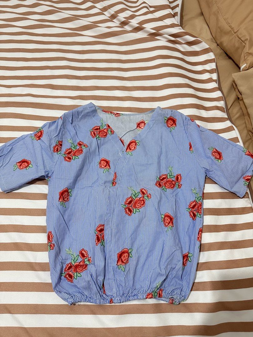 Floral Blouse (Category: Blouses) located in Valenzuela. Submitted by shopbychacha (Listing ID 1461391670, Image 1). Description: Floral Blouse Can fit From XS to S.