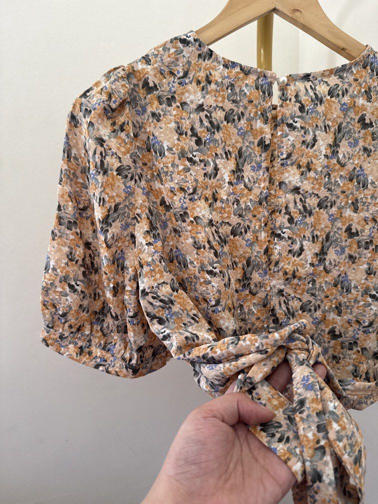 Floral Crop Top with Back Ribbon (Category: Blouses) located in Mexico. Submitted by studioleraph (Listing ID 1461351185, Image 3). Description: 🛍️ Perfect for your personal wardrobe or reseller business 🫶 👗 The actual item being sold is the original garment shown in the product photos. Small differences in fit, drape, color, texture, or details may occur. 💌 Condition: • Preloved; Please wash the items before wearing. • Please manage expectat