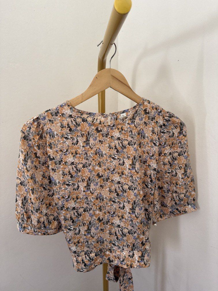 Floral Crop Top with Back Ribbon (Category: Blouses) located in Mexico. Submitted by studioleraph (Listing ID 1461351185, Image 1). Description: 🛍️ Perfect for your personal wardrobe or reseller business 🫶 👗 The actual item being sold is the original garment shown in the product photos. Small differences in fit, drape, color, texture, or details may occur. 💌 Condition: • Preloved; Please wash the items before wearing. • Please manage expectat