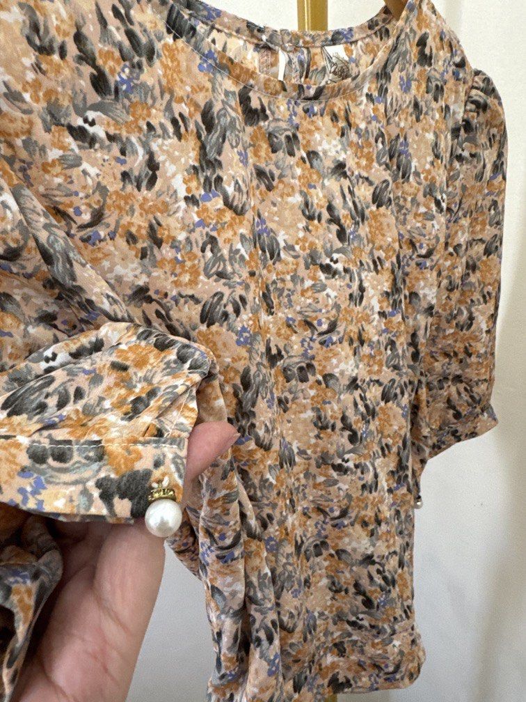 Floral Crop Top with Back Ribbon (Category: Blouses) located in Mexico. Submitted by studioleraph (Listing ID 1461351185, Image 2). Description: 🛍️ Perfect for your personal wardrobe or reseller business 🫶 👗 The actual item being sold is the original garment shown in the product photos. Small differences in fit, drape, color, texture, or details may occur. 💌 Condition: • Preloved; Please wash the items before wearing. • Please manage expectat
