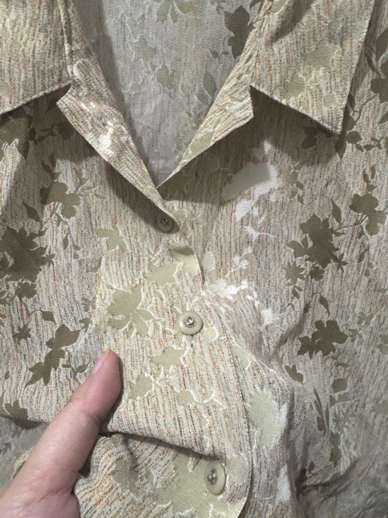 Floral Cropped Blouse (Category: Blouses) located in Mexico. Submitted by studioleraph (Listing ID 1461448405, Image 2). Description: 🛍️ Perfect for your personal wardrobe or reseller business 🫶 👗 The actual item being sold is the original garment shown in the product photos. Small differences in fit, drape, color, texture, or details may occur. 💌 Condition: • Preloved; Please wash the items before wearing. • Please manage expectations as the