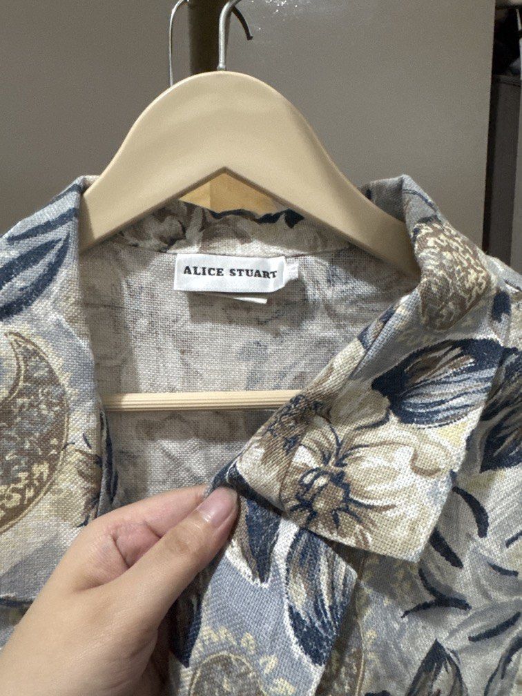 Floral Linen Blazer (Category: Coats, Jackets and Outerwear) located in Mexico. Submitted by studioleraph (Listing ID 1461465004, Image 2). Description: 🛍️ Perfect for your personal wardrobe or reseller business 🫶 👗 The actual item being sold is the original garment shown in the product photos. Small differences in fit, drape, color, texture, or details may occur. 💌 Condition: • Preloved; Please wash the items before wearing. • Please manage 