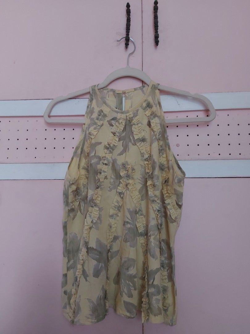 Floral Ruffled Halter Top (Category: Sleeveless) located in Paranaque City. Submitted by peppita (Listing ID 1461346853, Image 1). Description: from Rustans XL on tag but altered to fit S-M LxW: 22x18in FREE SHIPPING FOR ORDERS OF P1000 AND ABOVE. Valid only for Metro Manila via GGX. 🛒 Shipping via GGX ✔️ Metro Manila: 80-120 ✔️ Provincial: 140-220 🛒 Shipping via Grab or Lalamove can be discussed. No same day shipping as I am now back to workin