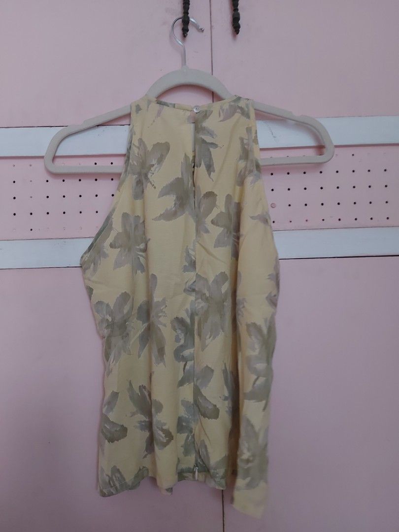 Floral Ruffled Halter Top (Category: Sleeveless) located in Paranaque City. Submitted by peppita (Listing ID 1461346853, Image 2). Description: from Rustans XL on tag but altered to fit S-M LxW: 22x18in FREE SHIPPING FOR ORDERS OF P1000 AND ABOVE. Valid only for Metro Manila via GGX. 🛒 Shipping via GGX ✔️ Metro Manila: 80-120 ✔️ Provincial: 140-220 🛒 Shipping via Grab or Lalamove can be discussed. No same day shipping as I am now back to workin