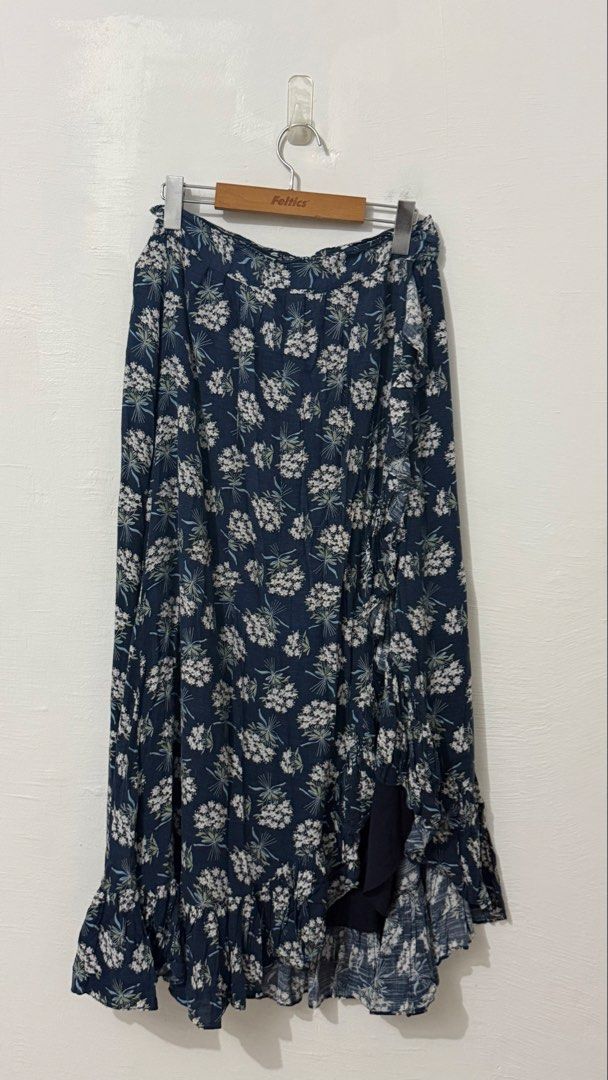 Floral ruffled wrap around skirt (Category: Skirts) located in Cordova. Submitted by thedecluterrer (Listing ID 1461333214, Image 3). Description: .
