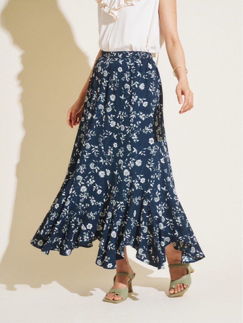 Floral ruffled wrap around skirt (Category: Skirts) located in Cordova. Submitted by thedecluterrer (Listing ID 1461333214, Image 1). Description: .