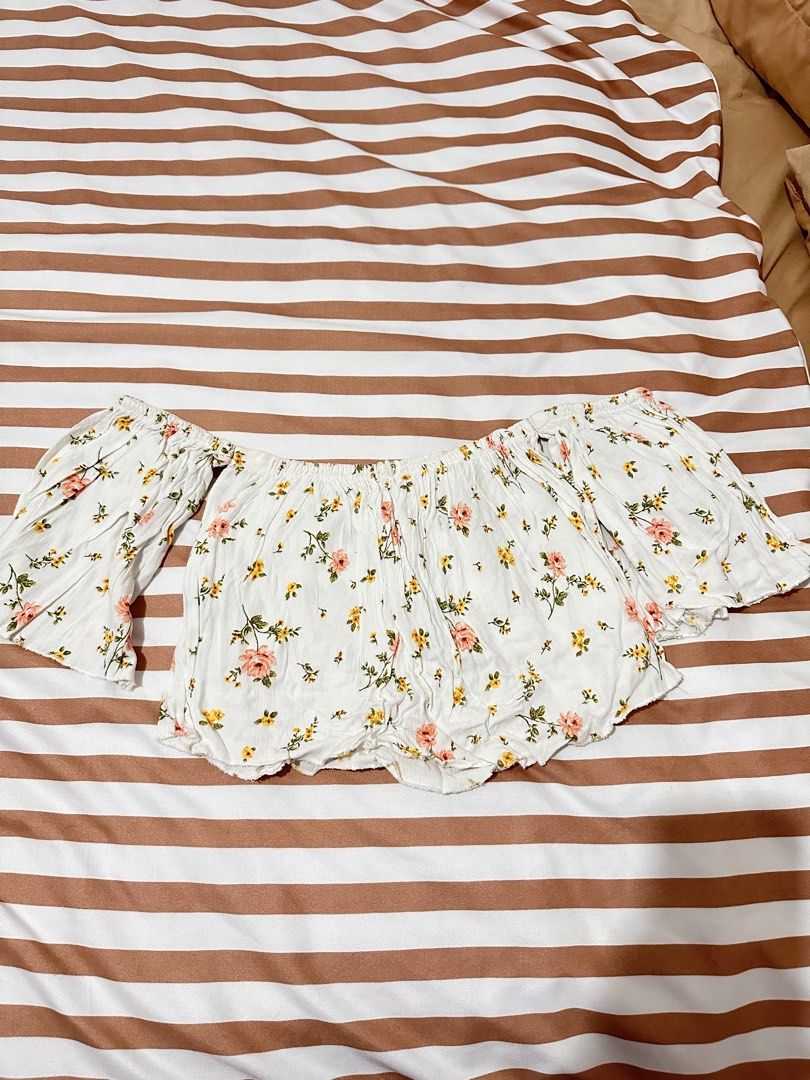 Floral tube Top (Category: Sleeveless) located in Valenzuela. Submitted by shopbychacha (Listing ID 1461392271, Image 1). Description: Floral Tube Top Can fit from XS to S Stretchy!.