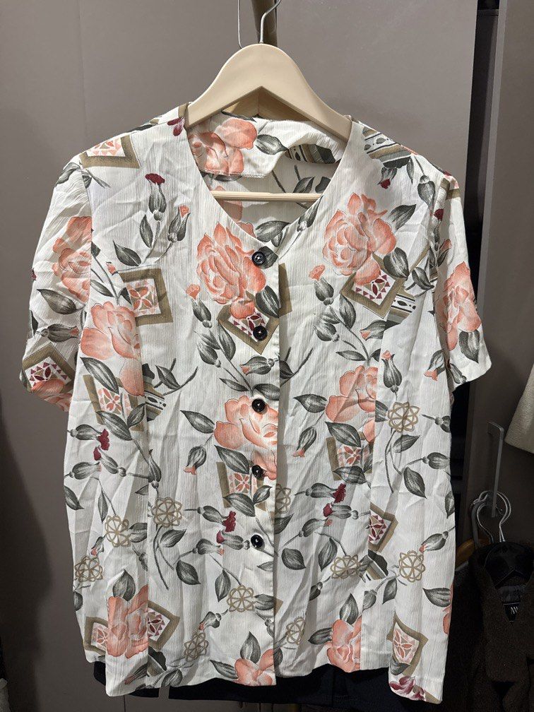 Floral Vintage Blouse (Category: Blouses) located in Mexico. Submitted by studioleraph (Listing ID 1461482237, Image 1). Description: 🛍️ Perfect for your personal wardrobe or reseller business 🫶 👗 The actual item being sold is the original garment shown in the product photos. Small differences in fit, drape, color, texture, or details may occur. 💌 Condition: • Preloved; Please wash the items before wearing. • Please manage expectations as the